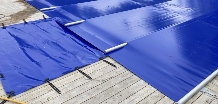 Blå Rib-täcke till pooltrappa med aluminiumrör sett uppifrån på trädäck