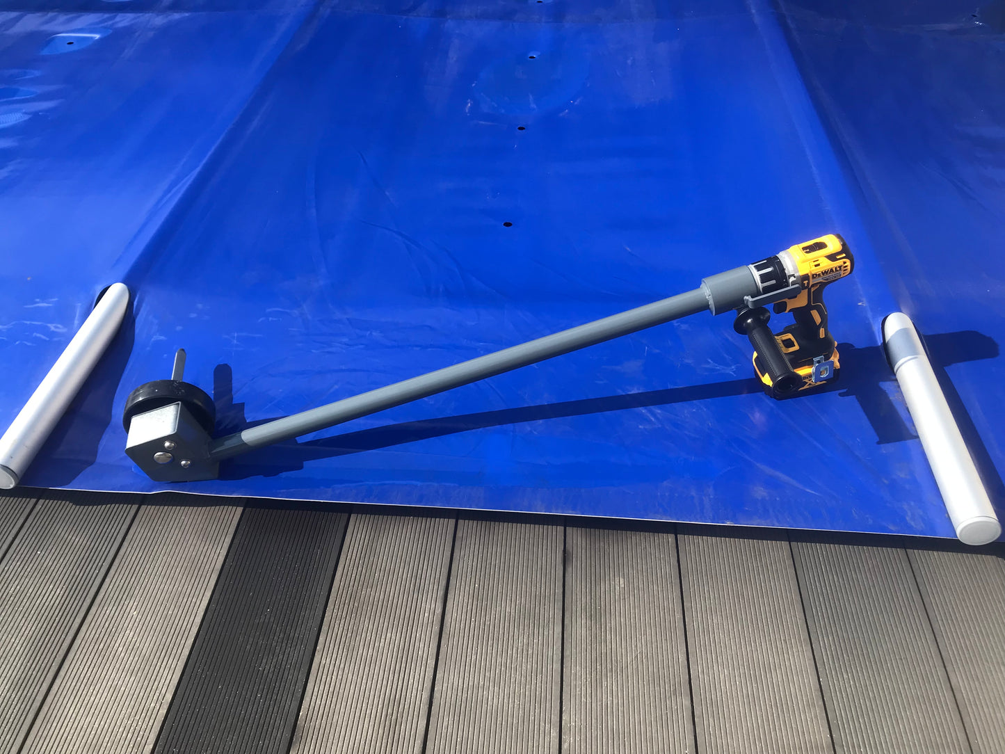 Automatvev monterad på blå Rib-Cover poolskydd med aluminiumrör i kanten