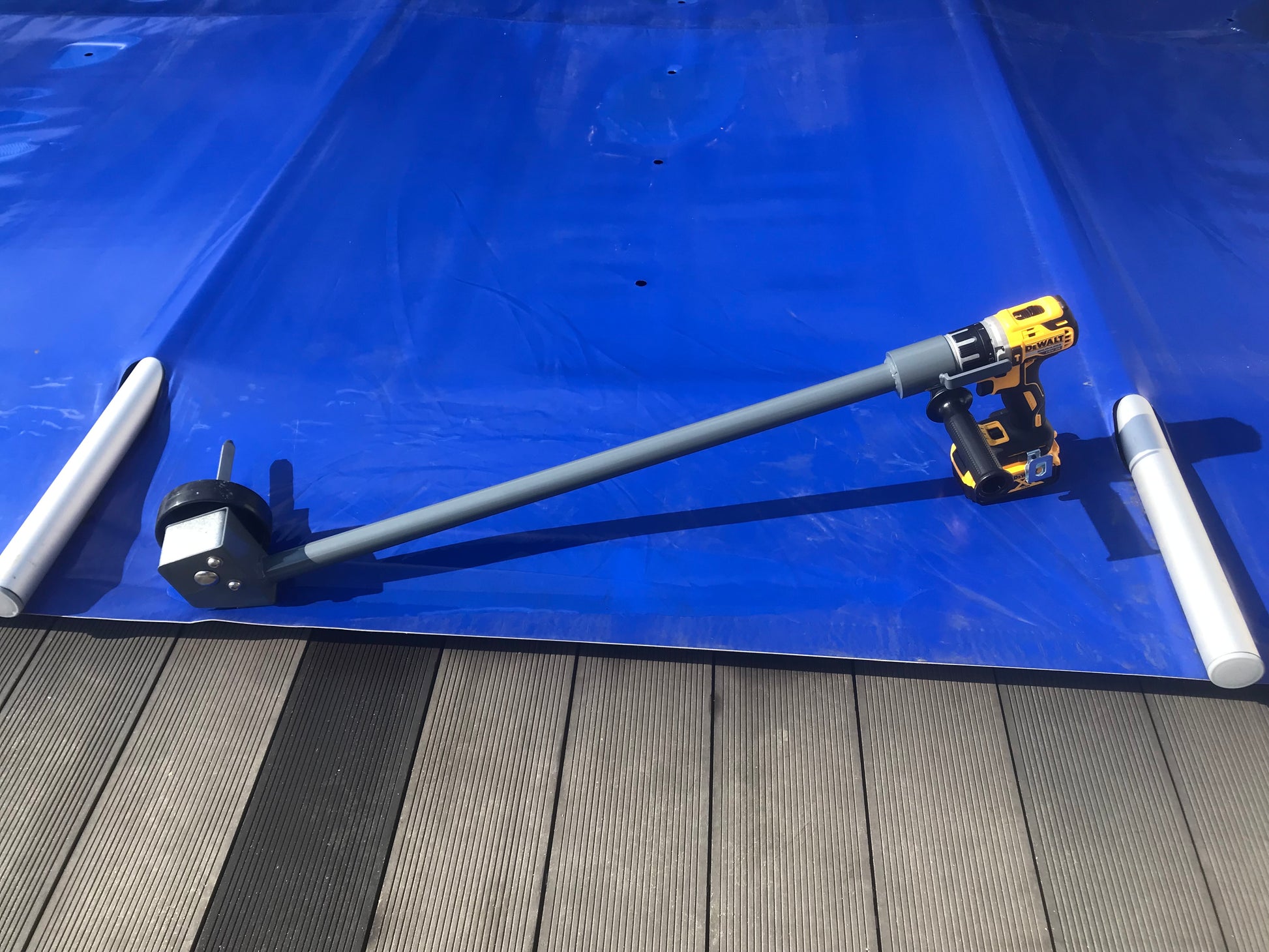 Automatvev monterad på blå Rib-Cover poolskydd med aluminiumrör i kanten