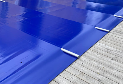 Närbild på blå Rib-Cover poolskydd med synliga aluminiumrör vid poolkanten
